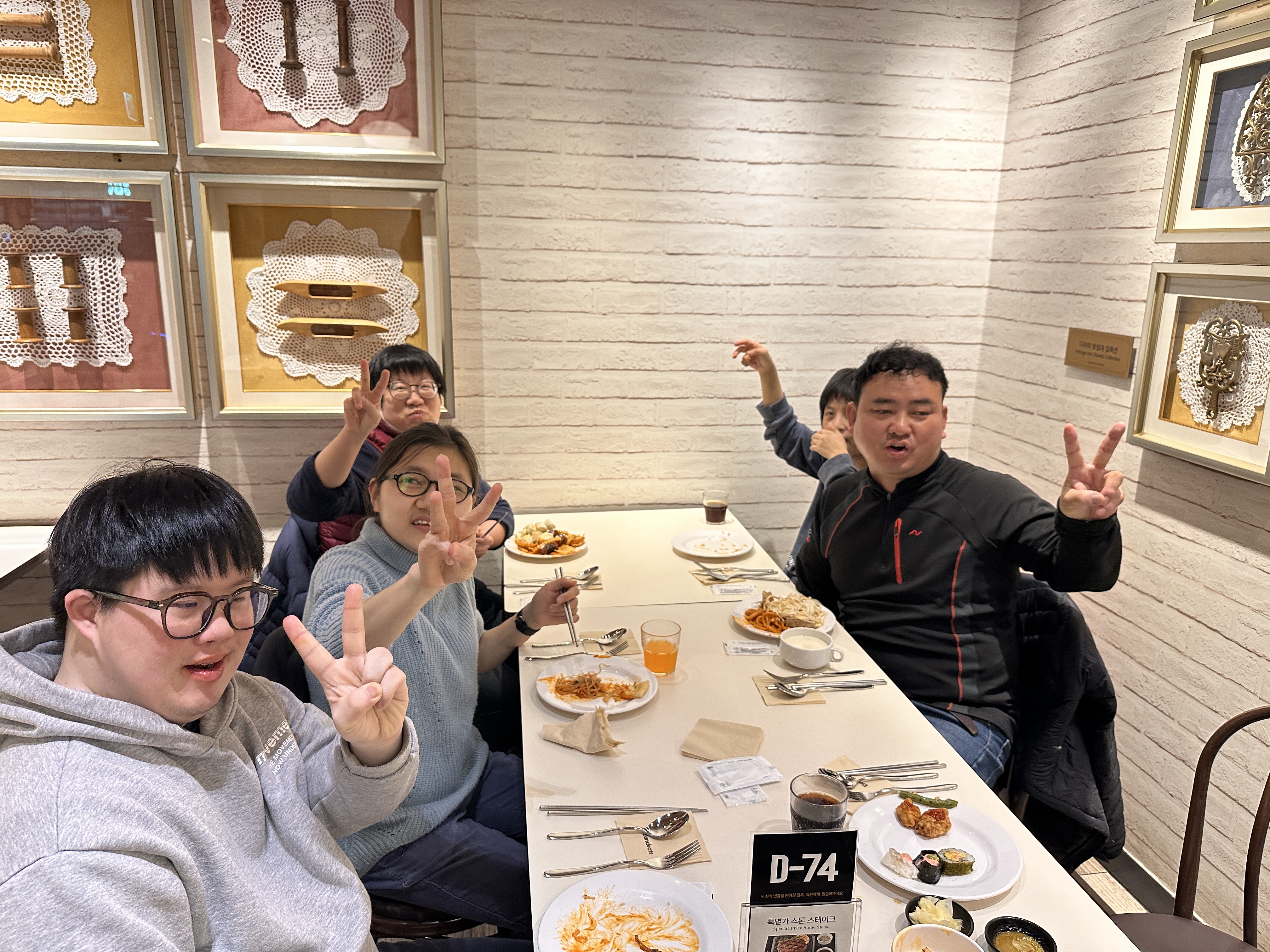 25년 3월 이용자 생일 파티# 얘슐리 뷔페#작은 선물#중계근린공원 산책